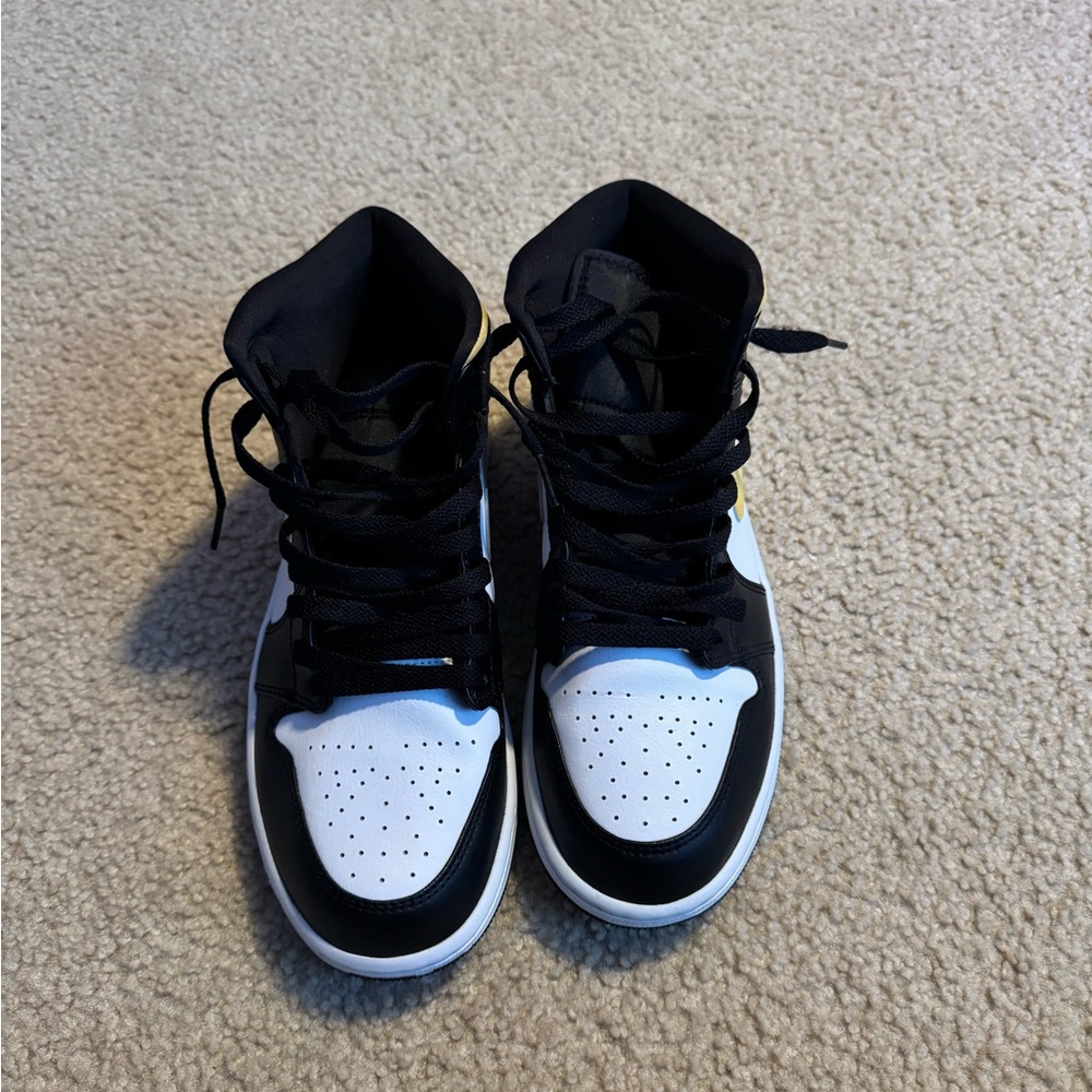 Air Jordan 1 Mid 'Black University Gold'